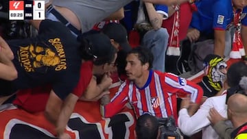 Sonrojo mundial: el derbi se paró por el lanzamiento de objetos del sector ultra del Atlético