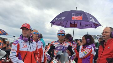 Martín con su equipo en la parrilla de Phillip Island.