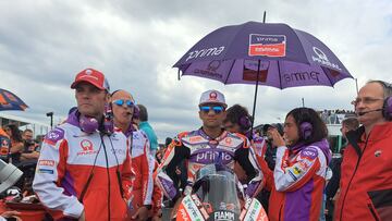 Martín con su equipo en la parrilla de Phillip Island.