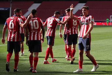 Marcos Llorente celebra el 5-0 al Eibar con el resto de jugadores.