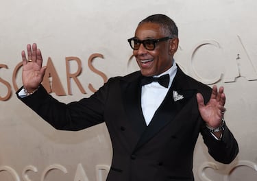 Giancarlo Esposito posa en la alfombra roja del Dolby Theatre.