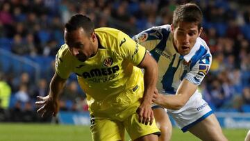 GRAF7569. SAN SEBASTI&Aacute;N, 25/04/2019.- El jugador de la Real Sociedad, Aritz Elustondo (d), lucha un bal&oacute;n con Santi Cazorla, del Villarreal, durante el partido de la jornada 34 de la Liga Santander de f&uacute;tbol entre la Real Sociedad y e