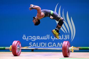 Nawaf Almazyadi, del equipo Al Taraf, celebra su actuación en la competición de levantamiento de pesas de 67 kg, dentro del más importante evento deportivo que celebra anualmente Arabia Saudí, los Juegos Sauditas. Un exultante Almazyadi realiza un salto tan espectacular que bien podría plantearse pasarse a la gimnasia.