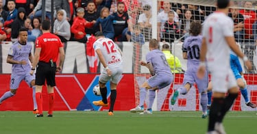 Primero un centro de Acuña lo cortó Kroos. Después, el disparo de Bryan Gil lo taponó Militao.