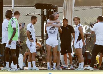 El nuevo delantero de Los Angeles F. C., Gareth Bale, visitó a su exequipo durante el entrenamiento en las instalaciones de la universidad angelina de UCLA. En la foto, el galés abraza a Lucas Vázquez. 
