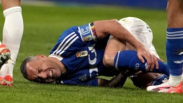 Cazorla, lesionado en un partido con el Oviedo.