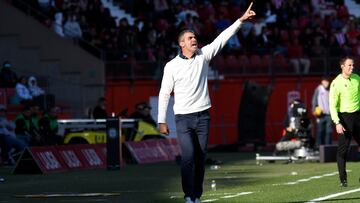 Gaizka Garitano, dando instrucciones durante un partido.