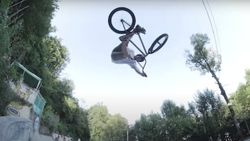 Sergio Layos fluyendo por el park en su nueva parte Layos con Flybikes.