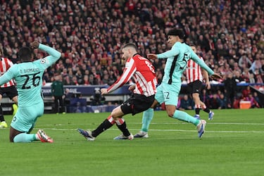 Sancet recogió un rechace en el área y la mandó a portería, anotando el primero para el equipo vasco.