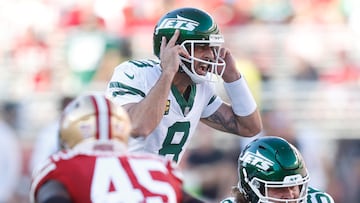 SANTA CLARA, CALIFORNIA - SEPTEMBER 09: Quarterback Aaron Rodgers #8 of the New York Jets makes a call at the line of scrimmage as they play against the San Francisco 49ers during the first quarter at Levi's Stadium on September 09, 2024 in Santa Clara, California. Lachlan Cunningham/Getty Images/AFP (Photo by Lachlan Cunningham / GETTY IMAGES NORTH AMERICA / Getty Images via AFP)