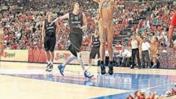 <b>MANDO BAJO LOS TABLEROS. </b>Pau Gasol vuela para atrapar un rebote ante la atenta mirada del alemán Femerling. El español acabó con 13 puntos y 7 rebotes.