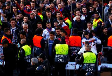 Varios centenares de seguidores radicales del Olympique Lyon se han concentrado en la plaza Artós de Barcelona desde donde se dirigirán al Camp Nou para presenciar el partido de vuelta de octavos de final de la Liga de Campeones donde los franceses se enfrentarán al FC Barcelona.