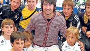 <b>CON LOS NIÑOS. </b>De la Red impartió ayer una clase de madridismo a los futbolistas de 'La Fábrica'.