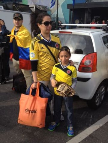 Los hinchas colombianos esperan un triunfo de la Selección en el Estadio Centenario de Montevideo