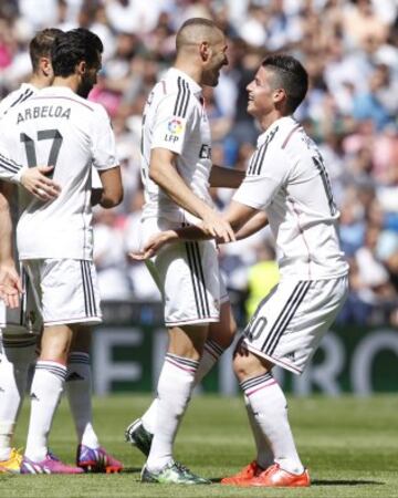 Los jugadores celebran el 5-0 de Benzema. 