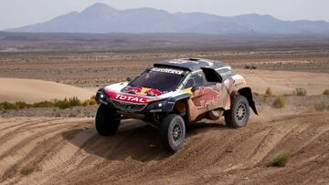 DAK64. UYUNI (BOLIVIA), 14/01/2018.- El español Carlos Sainz conduce su vehículo Peugeot hoy, domingo 14 de enero de 2018, durante la octava etapa del rally Dakar 2018, entre Uyuni y Tupiza (Bolivia). EFE/David Fernández