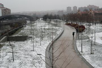 Durante todo el día ha caído una intensa nevada en Madrid que ha dejado estampas muy poco habituales en esta ciudad.