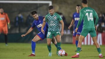Curro Sánchez, jugador de la UD Almería, conduce el balón.