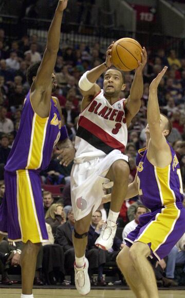 Fue primera elección de draft de la historia de Toronto Raptors. Como rookie se fue a 19 puntos y 8’3 asistencias por partido y como sophomore a 20’2 y 8’8.