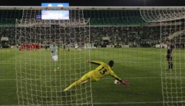 Nono falló el penalti decisivo. Este fallo le dio la eliminatoria al Sevilla.