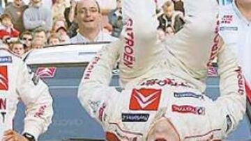 <b>LOCO DE CONTENTO. </b>Sebastian Loeb festejó de esta manera tan increíble su campeonato.