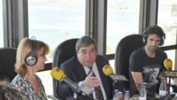 <b>DISTENDIDO. </b>Gemma Nierga entrevistó ayer en A Coruña a Lendoiro y Juan Carlos Valerón.