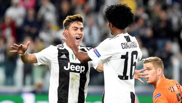 Paulo Dybala y Juan Cuadrado celebrando un gol con Juventus por Serie A.