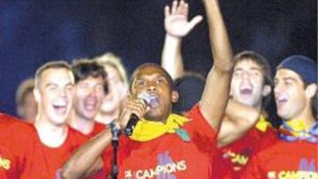 <b>CASTIGADO. </b>Etoo celebró la Liga a su manera en el Camp Nou.