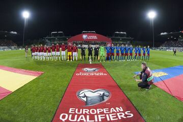 Los equipos durante los himnos.