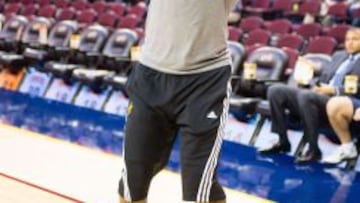 LeBron James, durante un calentamiento en el Quicken Loans Arena de Cleveland.