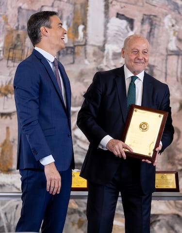 El presidente del Gobierno, Pedro Sánchez (i), y el exjugador de baloncesto Juan Antonio Corbalán.