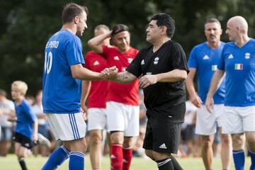 El futbolista italiano Alessandro Del Piero saluda al exjugador argentino Diego Armando Maradona durante el partido que enfrenta a las leyendas del fútbol internacional, en Brig, Suiza.