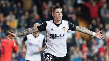 Resumen y goles del Valencia 2-1 Real Sociedad. Un doblete de Santi Mina dio los tres puntos al Valencia ante una Real que mereció más.
