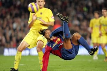 Ronaldinho anotándole al Villarreal en el partido en donde Barcelona vapuleó por 4 tantos a 0 al elenco de Pellegrini. Duelo válido por la 12a fecha de la temporada 2006-07.