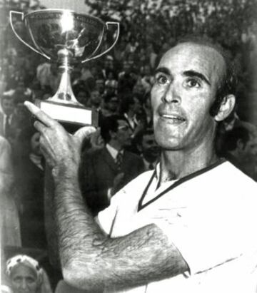Ocho años después del último Roland Garrós español, ganado por Santana en el 74, el barcelonés Andrés Gimeno levanta el trofeo en el abierto de Francia.