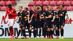 Mainz (Germany), 24/05/2020.- RB Leipzig&#039;s Yussuf Poulsen celebrates scoring their second goal with teammates during the German Bundesliga soccer match 1. FSV Mainz 05 vs RB Leipzig in Mainz, Germany, 24 May 2020, as play resumes behind closed doors 