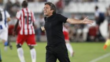 <b>ATREVIDO. </b>Juanma Lillo gesticula en el partido del lunes ante la Real Sociedad.