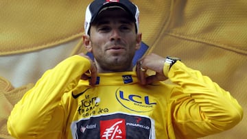 Caisse d&#039;Epargne rider Alejandro Valverde of Spain wears the leader&#039;s yellow jersey on the podium after the first stage of the 95th Tour de France cycling race between Brest and Plumelec July 5, 2008.  REUTERS/Thierry Roge  (FRANCE)
 CICLISMO TO