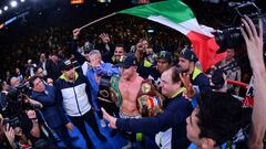 Canelo Alvarez celebra con su equipo si victoria ante Kovalev.