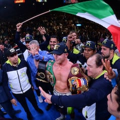 Has Canelo Alvarez ever been knocked down?