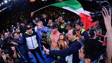 Canelo Alvarez celebra con su equipo si victoria ante Kovalev.