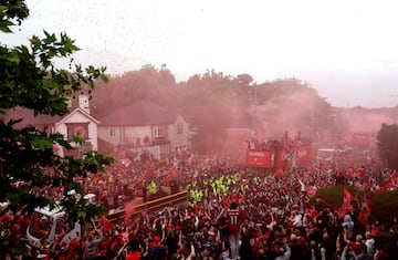 La ciudad de Liverpool volcada con el conjunto Red tras conseguir el vig¨¦simo titulo de liga de su historia.