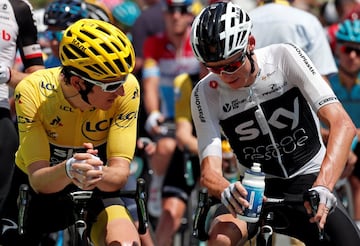 Geraint Thomas se habla a Chris Froome.