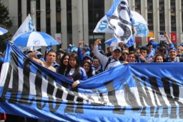 Las calles de Bogotá se pintan de azul y blanco