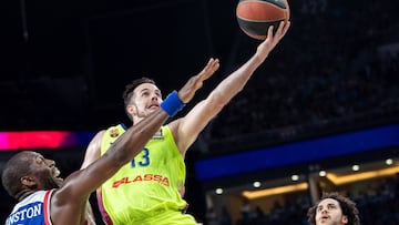 TOL01. ESTAMBUL (TURQUÍA), 01/05/2019.- El pívot estadounidense del Anadolu Efes, Bryant Dunston (i), trata de taponar la entrada del base francés del Barcelona, Thomas Heurtel (c), durante el quinto encuentro de la serie de playoff entre Anadolu Efes y Barcelona Lassa este miércoles en Estambul, Turquía. EFE/ Tolga Bozoglu