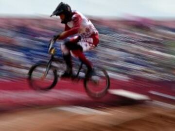 Edzus Treimanis durante la competición masculina de BMX.