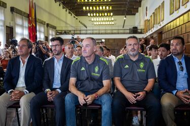 El consejero Juan Forcn, el director general Fernando Lpez, el entrenador Vctor Fernndez, su segundo David Navarro y el director deportivo Juan Carlos Cordero, durante la recepcin en el Ayuntamiento.