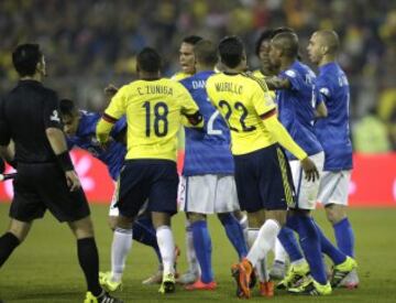 CA108. SANTIAGO DE CHILE (CHILE). 17/06/2015.- Los jugadores brasileños discuten con los colombianos al finalizar el partido Brasil-Colombia, del Grupo C de la Copa América de Chile 2015, en el Estadio Monumental David Arellano de Santiago de Chile, Chile, hoy 17 de junio de 2015. EFE/Fernando Bizerra Jr.