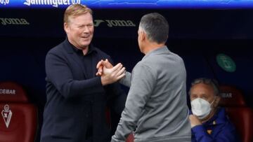 GRAF4144. EIBAR (GIPUZKOA), 22/05/2021.- El entrenador del Eibar, Jos&eacute; Luis Mendilibar (d), saluda al t&eacute;cnico del Barcelona, Ronald Koeman, durante el partido de la &uacute;ltima jornada de LaLiga Santander de f&uacute;tbol que han disputado