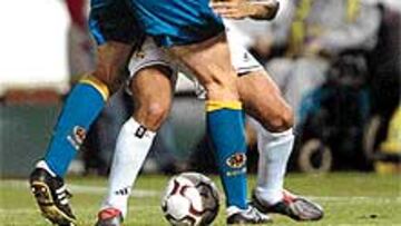 <b>A BRAZO PARTIDO</B>. Raúl y Ballesteros pugnan por una pelota durante el partido de ayer.